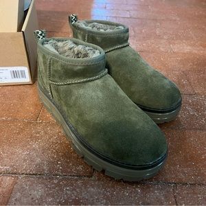 UGG ultra mini clear in “burnt olive” color. Size women 8. Never worn.